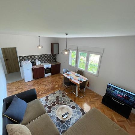 Entire 1-Bedroom Apartment With Free Parking 포드고리차 외부 사진