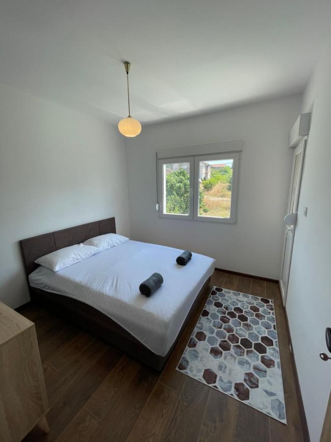 Entire 1-Bedroom Apartment With Free Parking 포드고리차 외부 사진