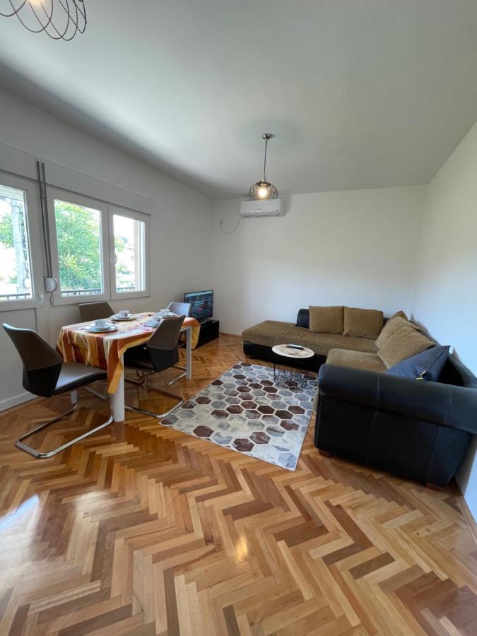 Entire 1-Bedroom Apartment With Free Parking 포드고리차 외부 사진