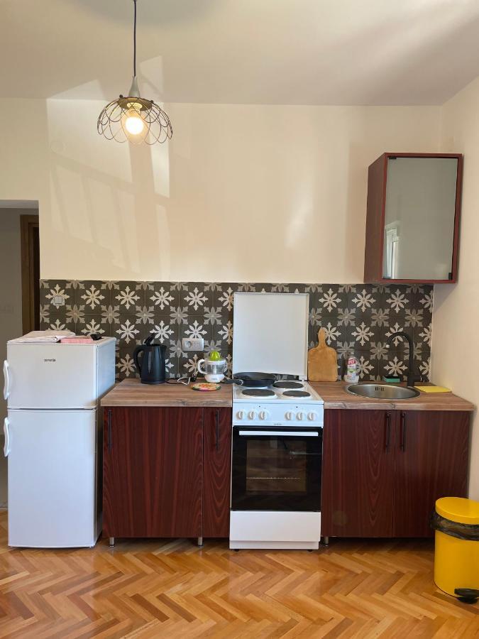 Entire 1-Bedroom Apartment With Free Parking 포드고리차 외부 사진